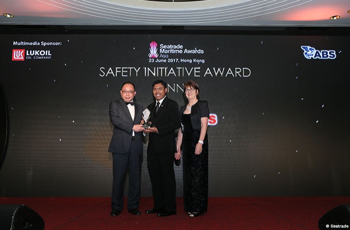 K.W. Lee, ABS Greater China Division (GCD) Senior Vice President, presented the Safety Initiative Award to Keppel FELS Limited at the event on June 23 in Hong Kong.