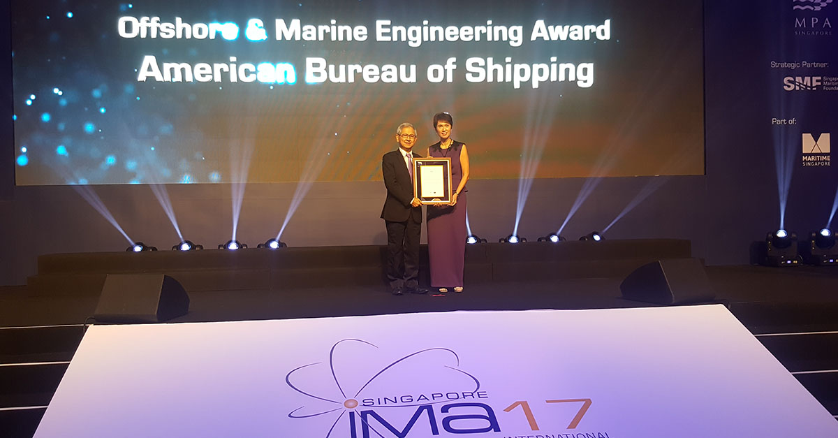Singapore’s Senior Minister of State for Transport Josephine Teo presented the Offshore & Marine Engineering Award to ABS Regional Vice President Thomas Tan.